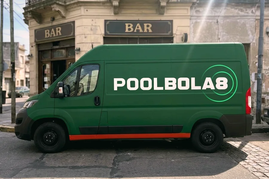 Camioneta de Pool Bola 8 llegando a un bar