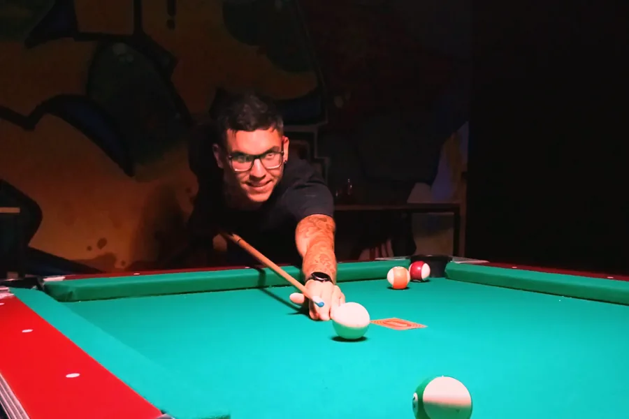 Chico jugando en una mesa Pool Bola 8